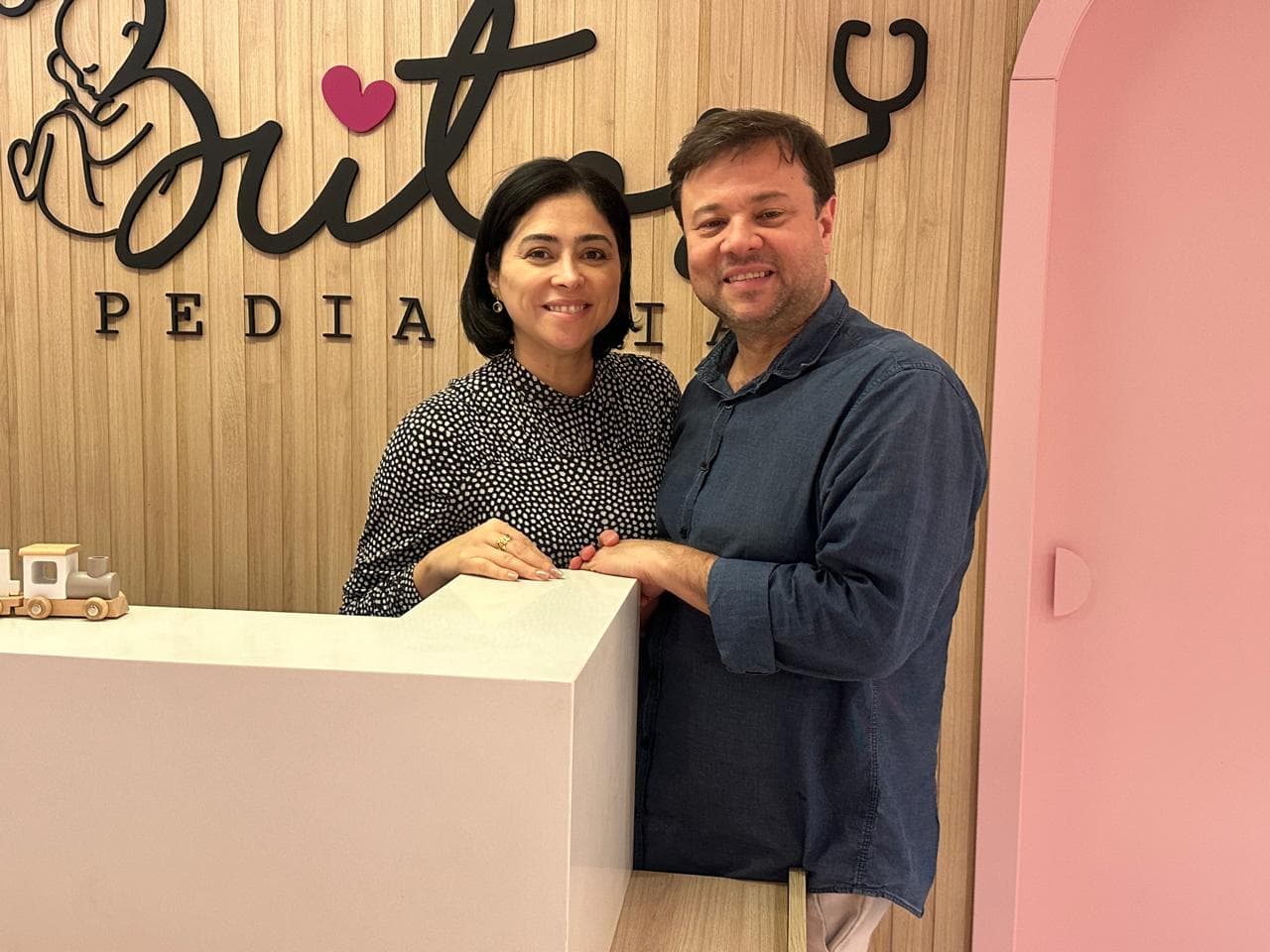 Dr. Marcelo e Dra. Danielle na recepção da Britos Pediatria